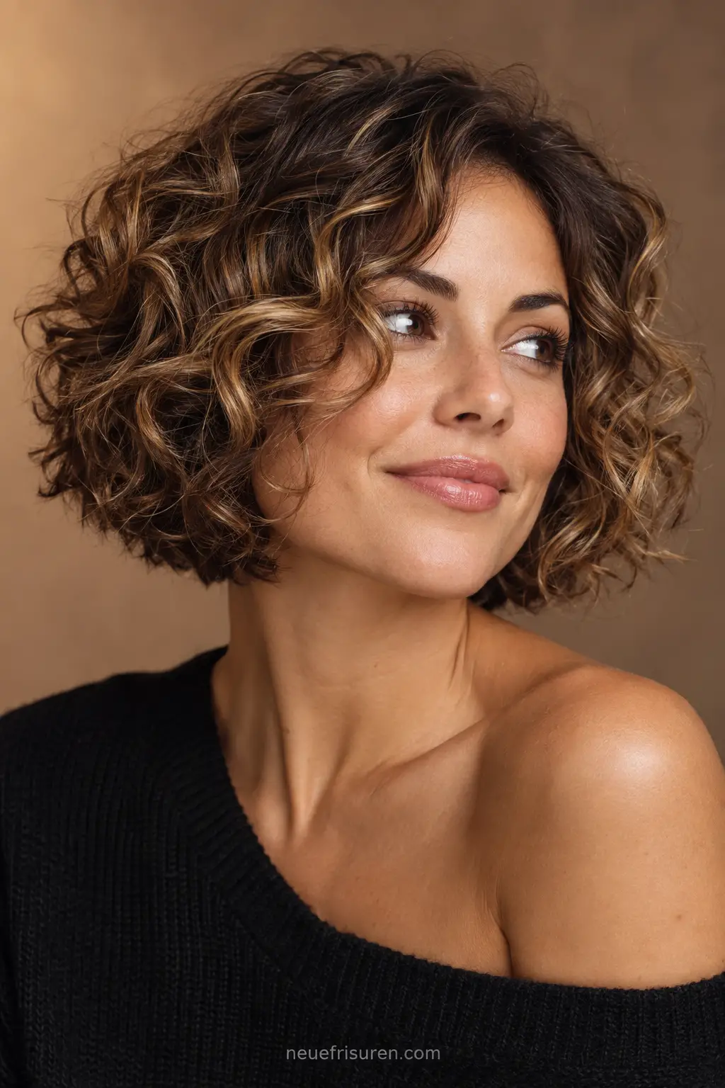Kurzer lockiger Bob als weiche Wolf Cut Variante
